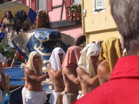 ... ainsi que les esclaves...