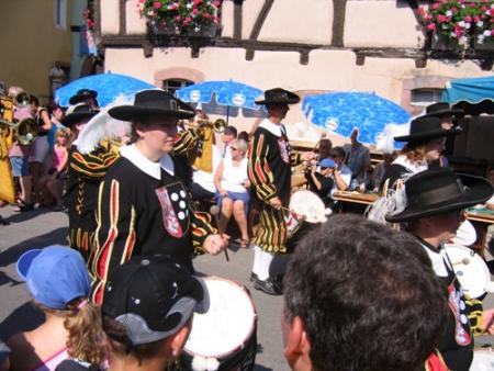 Toujours la m&ecirc;me fanfare...