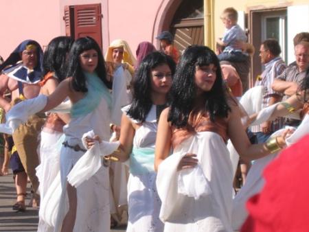 Les danseuses pr&eacute;c&egrave;dent le cort&egrave;ge...